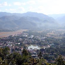 メーホンソ市街地の絶景。空港が眼下に見えます。