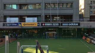 ビルの間の広場