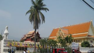 人気のお寺、見応えあり。