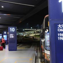 時間になったらここでバスを待つ