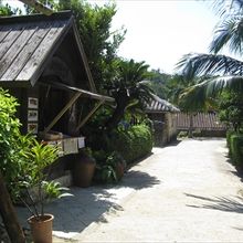 かつての琉球を思い起こさせる建物が並びます