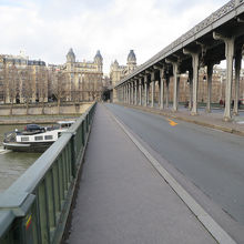 ピラケム橋と、地下鉄の高架と、奥に見えるパッシー駅