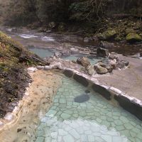 滝前の露天風呂