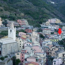 赤い矢印が私たちの借りた家