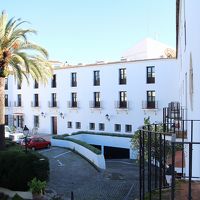 写真の中央下が地下駐車場入り口。