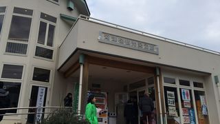 お土産と地産物が販売されています