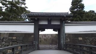 小さな橋だが石垣や濠が見応えあります