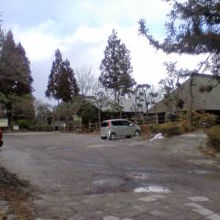 隣接する杉並木公園と駐車場。奥左が報徳庵