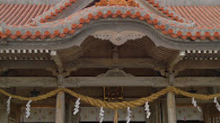 赤い屋根瓦が沖縄らしい