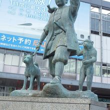 岡山駅を背景に。サルの格好がやや不自然。