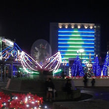 イルミネーションの中の桃太郎像。左の桃の中2014年12月。