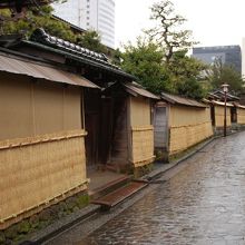 冬には土塀にこもが掛けられます。