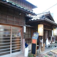 お茶する場所やお土産を買うお店もあります。和菓子屋さんも！