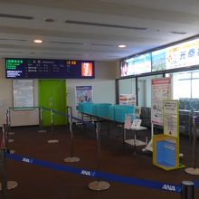 二階の手荷物検査場は一時間ちょっと前から開きます