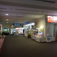 二階のANA・FESTAの販売店