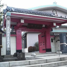 お寺の入口横にも柱が建てられていました。