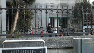 ギリシア神殿のようなたたずまいの教会