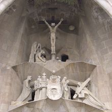 裏の方の彫刻です。キリストの悲しみが伝わってきます。