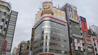 歌舞伎町でひときわ目立ちます。