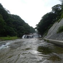 遊歩道から見た滝