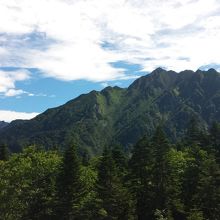 一番高いところから右に2つ隣の尖ったところが独標です