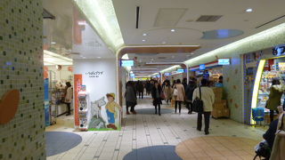 アニメ・漫画・実店舗販売を組み合わせた戦略。