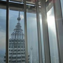 オブザベーションデッキから隣のタワーとＫＬタワーが見える