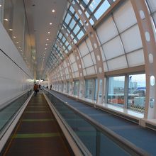 幅がとても広い動く歩道