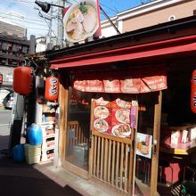 函館・大門横町の通りに店がある。