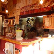 小さな店内にメニューがぎっしり。