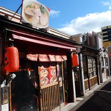 大門横町内には、ご当地食堂が軒を連ねている。