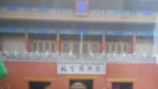 広大な敷地と巨大な入場口