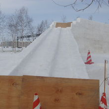 雪の滑り台の様子