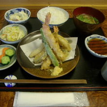 天ぷら定食はこんな感じです