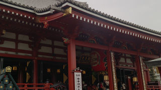 シーズンオフの平日でもかなりの人出で賑やか。