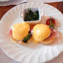 朝食のエッグベネディクト 