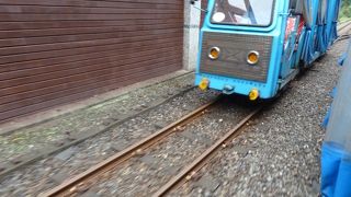 烏来温泉の橋を渡っていく