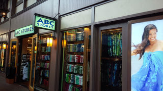 ビレッジ内には2軒ABCストアがあります。