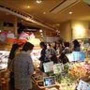 いつも多くの人で賑わっているお店で、受付待ちシステムが有りますので、それで待ち組数を把握する事ができます。