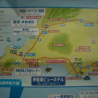 ホテルから海まで坂道下って歩いていけます。帰りはホテルバス