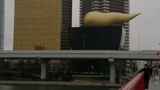 巨大オブジェが特徴的なビル