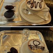 エミレーツ・パレス・ホテル（七ツ星ホテル）のカフェで、金箔やラクダのミルク入りコーヒーはいかが？