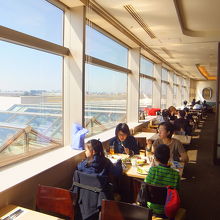 滑走路に面した広いダイニング