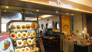 シンプルなインテリア、広いダイニングでゆったり寛げます。