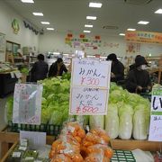 JAなので、新鮮な野菜をリーズナブルな価格にて購入する事ができます。特に、おすすめは、季節によりますが、白菜やほうじ茶ですね