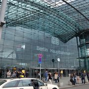 ガラス張りがきれいなベルリン中央駅