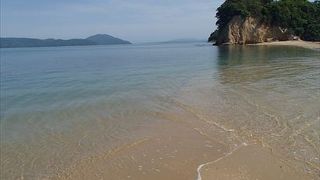 天使の散歩道と言われていて、1日2回、干潮時に海の中から現れる砂の道です。砂州の真ん中で天使が舞い降りてきて、願いを叶えてくれると言われているロマンティックな場所です