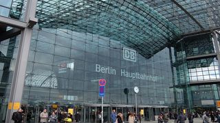 ガラス張りがきれいなベルリン中央駅