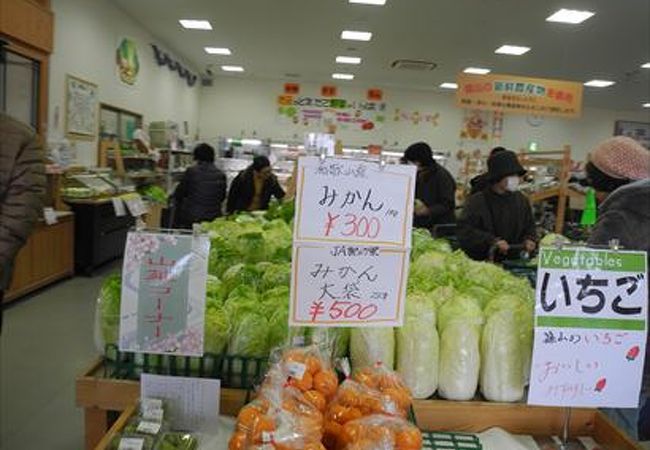 JAなので、新鮮な野菜をリーズナブルな価格にて購入する事ができます。特に、おすすめは、季節によりますが、白菜やほうじ茶ですね