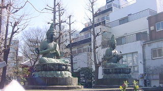 ２つの菩薩が並んでいます